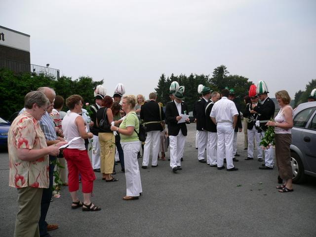 05_spal 002.JPG - Treffen zum Spalier bilden der Offiziere mit Frauen an der Antonius-Kapelle in Tgl.-Capellen zur Hochzeit von Fahnenoffizier Bernd Lucahsen und Judith geb. Meinker.